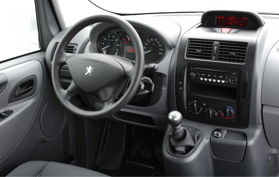  Peugeot Expert 2008 года  (фото 7 из 31)